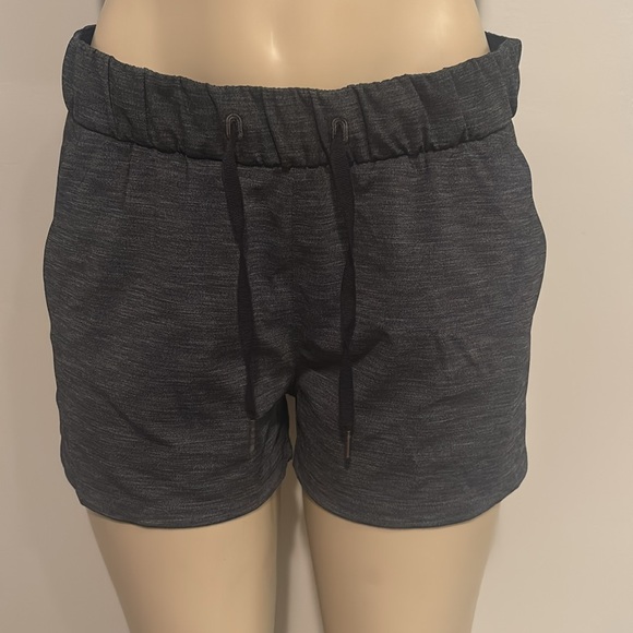 Lululemon On The Fly Short (3") size 8 - Picture 6 of 9
